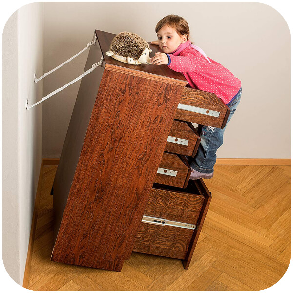 imagine chingi de ancorare si copil care se catara pe mobilier