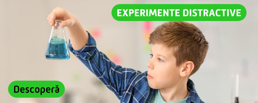 Banner catre pagina de experiemnte usoare si educative pentru copii cu si buton de call to action - in imagine este un copil care se uita la o eprubeta