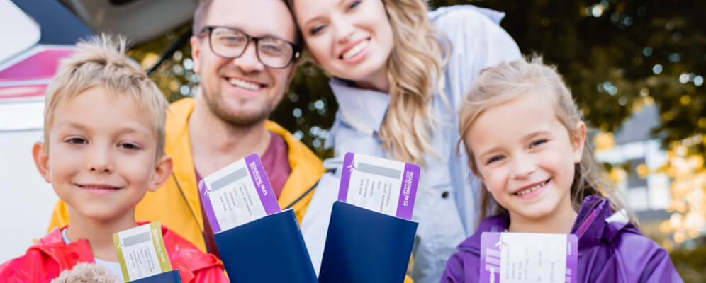 familie cu pasaport in mana
