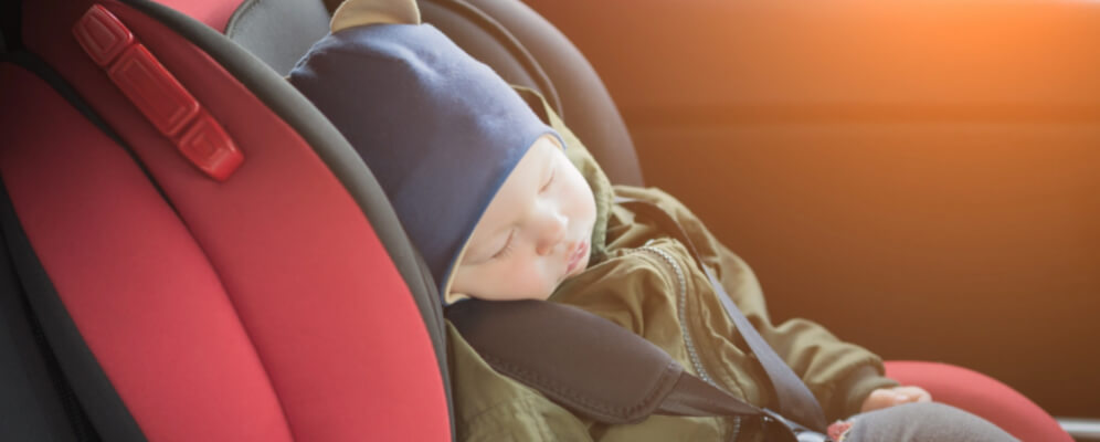 bebelus in scaun auto in masina