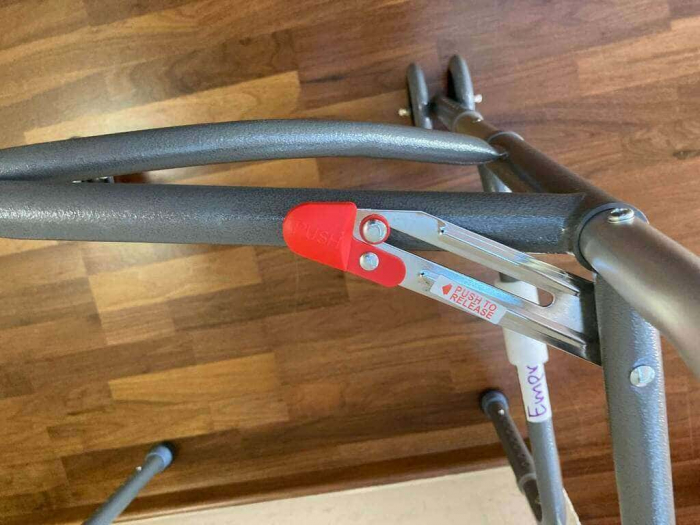 Cadru pliabil cu roti, din aluminiu, ajustabil si usor, cu suport de pana la 227 kg [5]