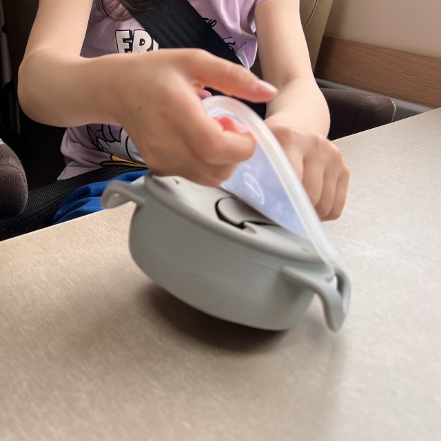 Cana din silicon 2 in 1, pentru gustari si apa, cu capac anti-varsare, Empria, Diverse culori [7]