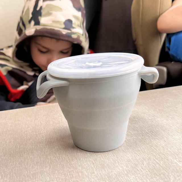 Cana din silicon 2 in 1, pentru gustari si apa, cu capac anti-varsare, Empria, Diverse culori [5]