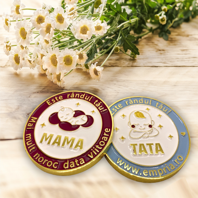 Moneda cine il schimba pe bebe, in cutie de cadou elegant pentru parinti cu nou-nascuti, Empria, in romana [9]