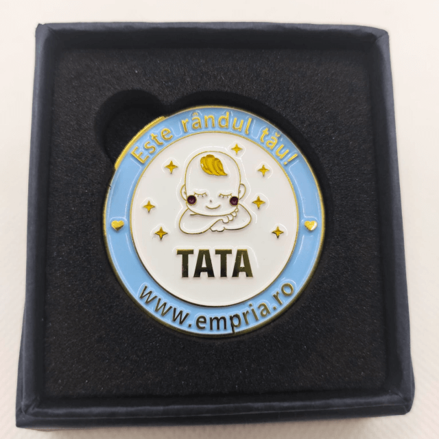 Moneda cine il schimba pe bebe, in cutie de cadou elegant pentru parinti cu nou-nascuti, Empria, in romana [5]