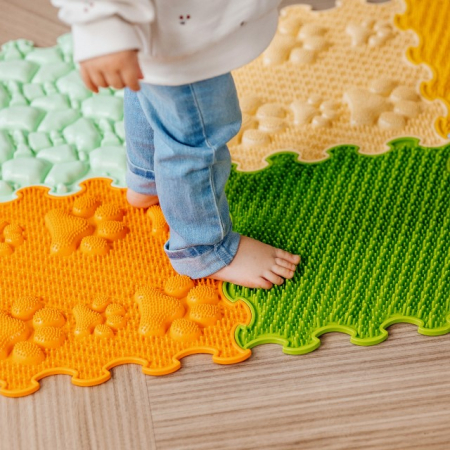 Jucarii copii si jocuri educative - Covoras masaj tip puzzle, 8 piese cu texturi variate – First Steps