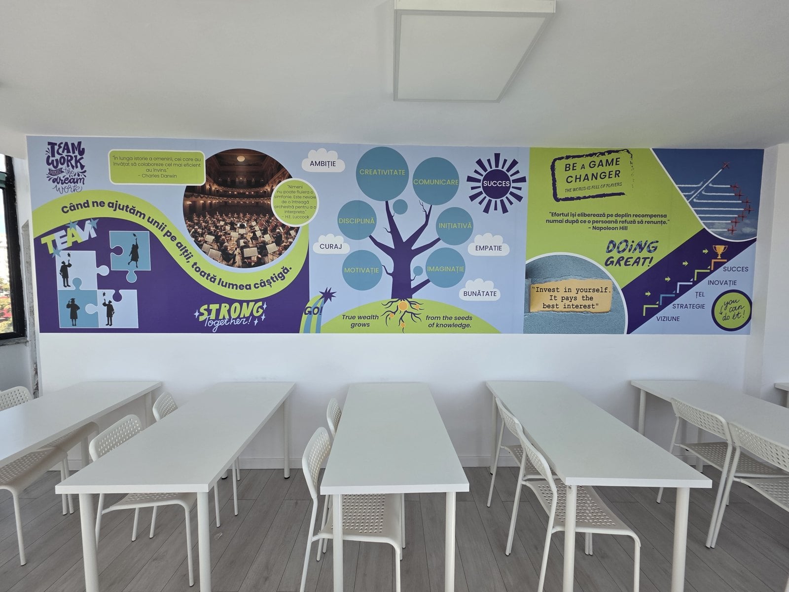 Decor educativ într-o sală de clasă la Atlas