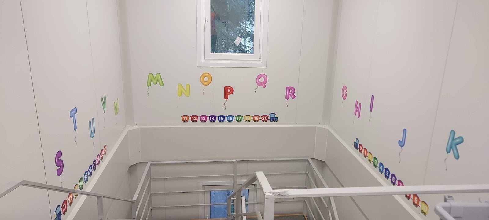 Decor cu litere și numere la Școala 39