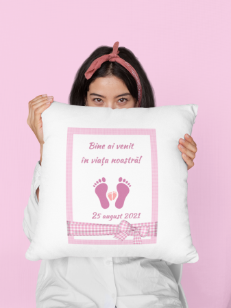 Perne personalizate - Perna patrata personalizata pentru fetite - Bine ai venit in viata noastra
