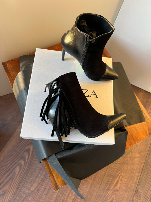 Botine Stiletto din piele intoarsa neagra si piele normala,accesorizate cu franjuri pe partea de lateral exterior [4]