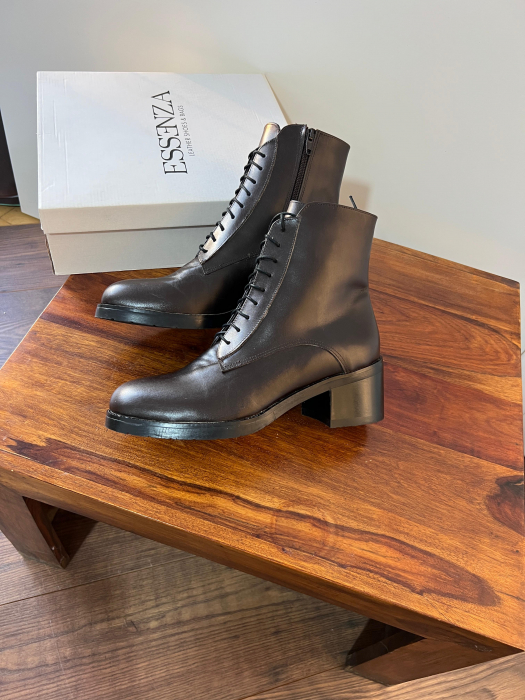 Ghete cu siret, din piele naturala maron inchis. [2]