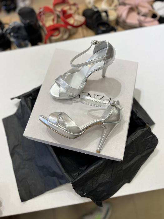 Sandale cu platforma, din piele laminata argintie. [2]