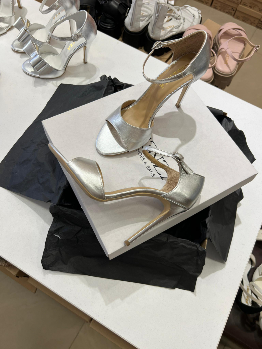 Sandale din piele laminata argintie, cu toc stiletto. [1]