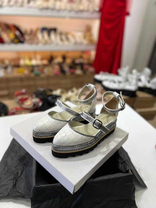 Pantofi decupati, din piele naturala cu textura tip croco si piele texturata in nuante de negru si argintiu. [2]