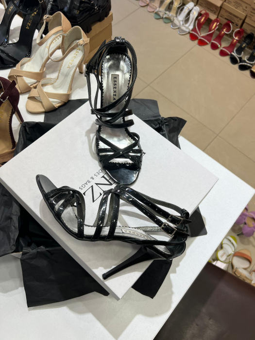 Sandale elegante cu barete subtiri din piele lacuita neagra. [3]
