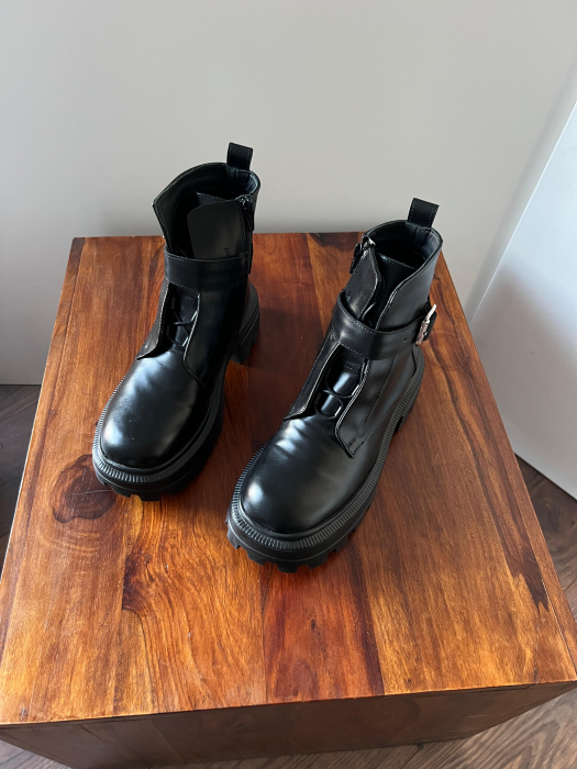 Bocanci cu catarama si siret, din piele naturala neagra . [2]