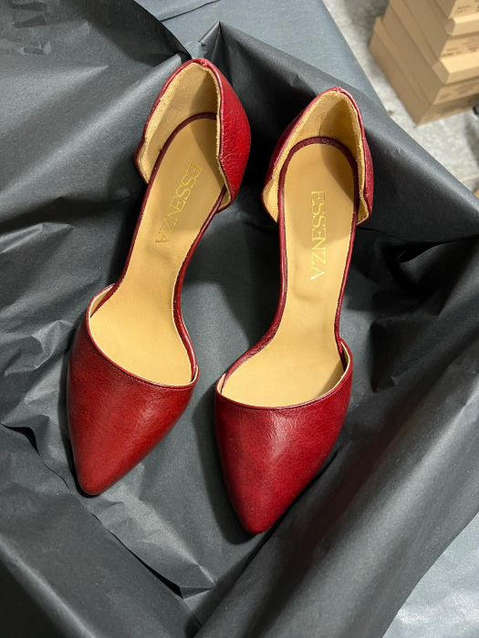 Pantofi stiletto decupati (interior/exterior),realizati din piele naturala rosie. [2]