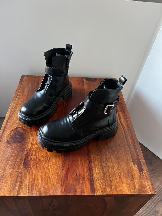 Bocanci cu catarama si siret, din piele naturala neagra . [1]