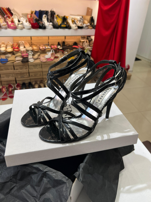 Sandale elegante cu barete subtiri din piele lacuita neagra. [1]