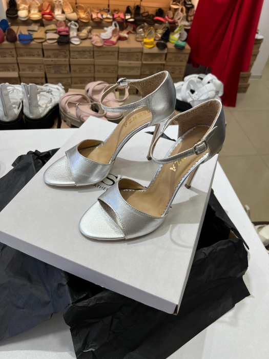 Sandale din piele laminata argintie, cu toc stiletto. [3]