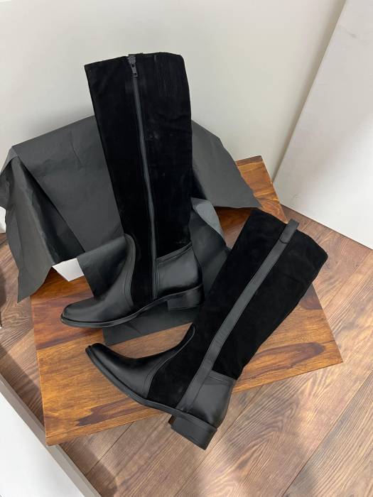 Cizme din piele neagra si piele intoarsa neagra, cu talpa joasa. Inspirate din echipamentul de calarie,aceste cizme realizate din piele  sunt potrivite intregului sezon rece. [3]