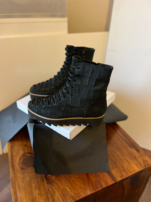 Ghete Everest cu siret, din piele intoarsa neagra cu aspect tip croco [1]