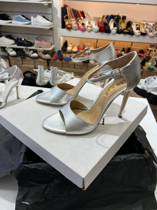 Sandale din piele laminata argintie, cu toc stiletto. [2]