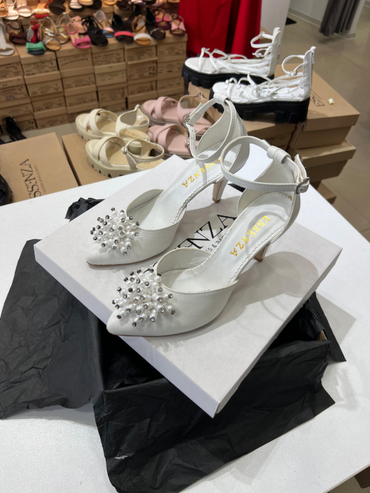Pantofi din piele alba , cu perle [4]