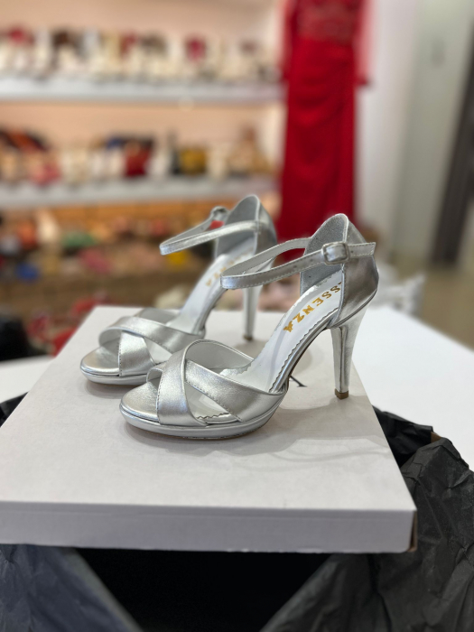 Sandale cu platforma, din piele laminata argintie. [3]