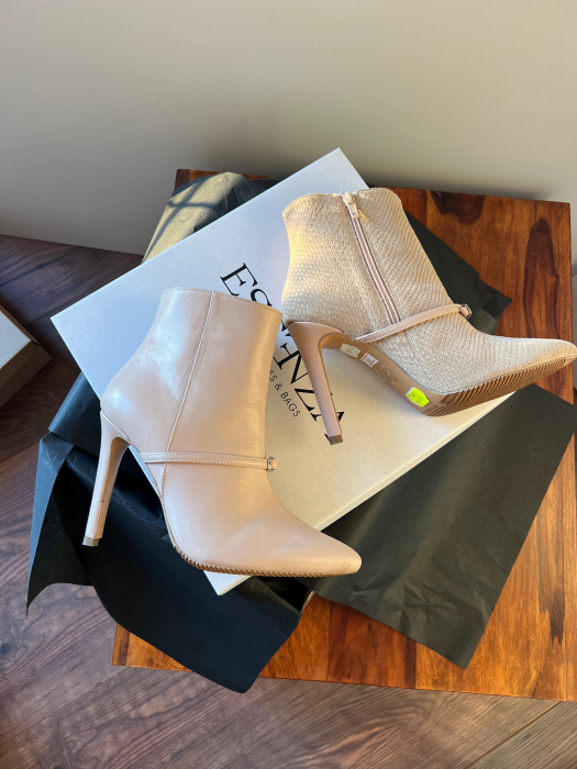 Botine Stiletto din piele naturala bej si piele naturala intoarsa cu presaj de sarpe, accesorizate cu bareta si catarama peste rist [2]