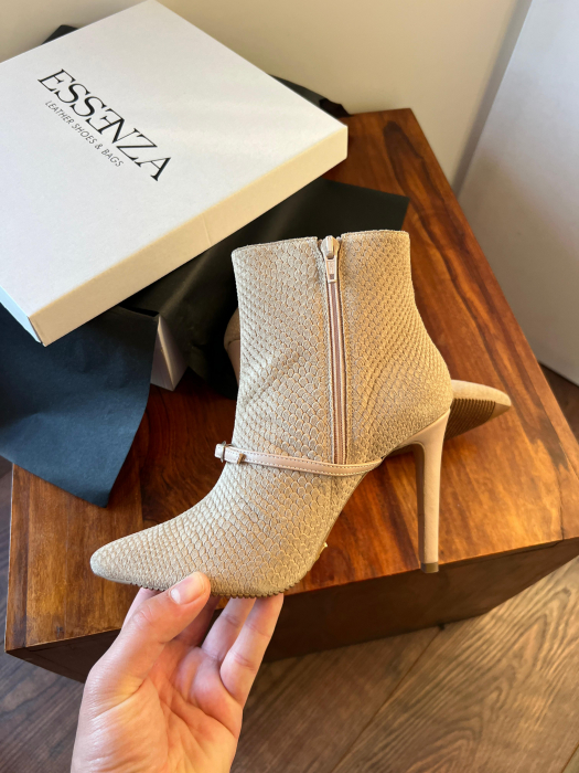 Botine Stiletto din piele naturala bej si piele naturala intoarsa cu presaj de sarpe, accesorizate cu bareta si catarama peste rist [3]