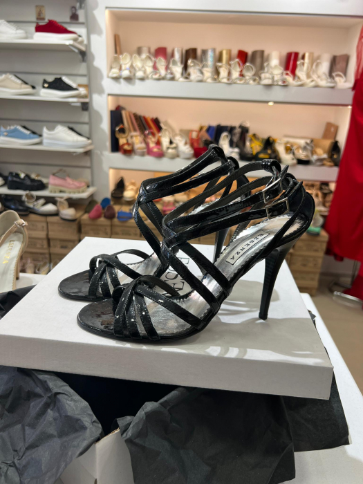 Sandale elegante cu barete subtiri din piele lacuita neagra. [2]