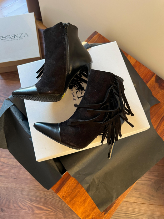 Botine Stiletto din piele intoarsa neagra si piele normala,accesorizate cu franjuri pe partea de lateral exterior [1]