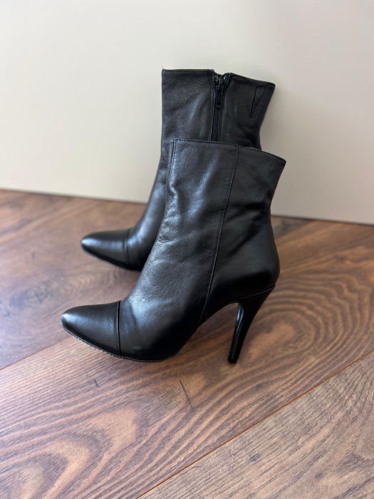 Ghete cu varf semiascutit, din piele naturala  neagra [3]