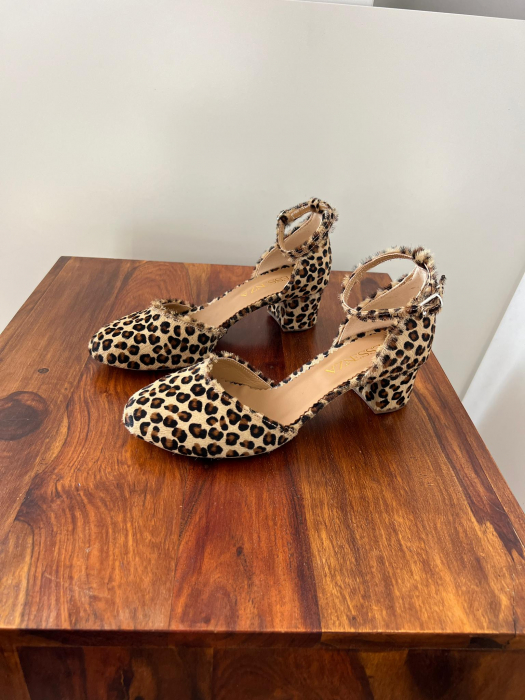 Pantofi cu varf rotund, cu decupaj si bareta la calcai, din piele naturala animal print leopard [1]