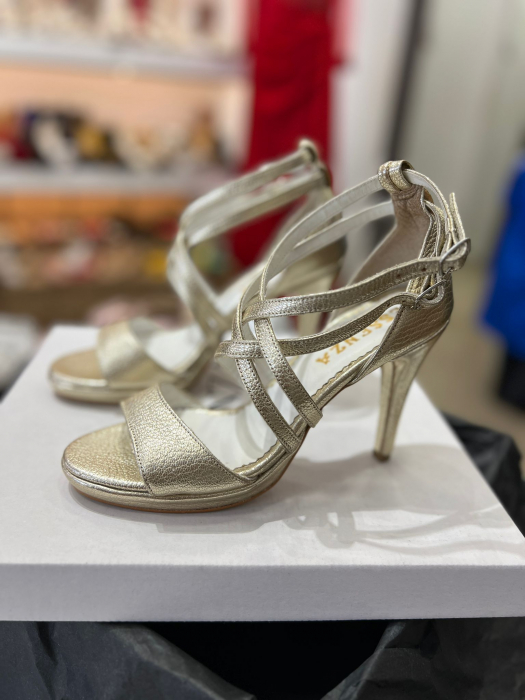 Sandale cu platforma, din piele laminata aurie [2]