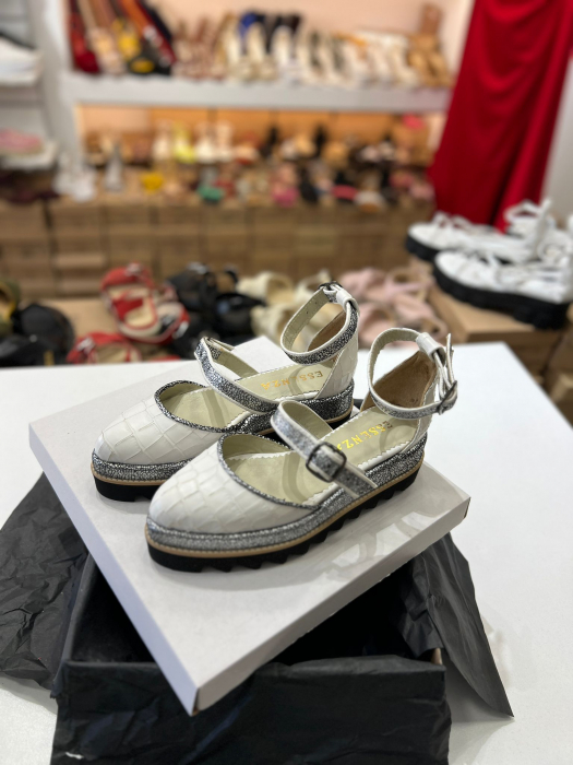 Pantofi decupati, din piele naturala cu textura tip croco si piele texturata in nuante de negru si argintiu. [3]