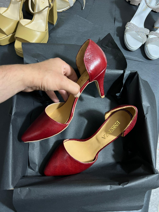 Pantofi stiletto decupati (interior/exterior),realizati din piele naturala rosie. [3]