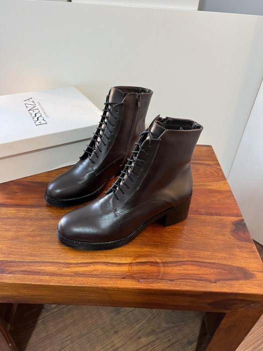 Ghete cu siret, din piele naturala maron inchis. [1]