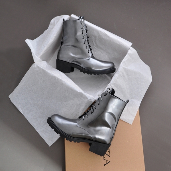 Bocanci cu siret, din piele metalizata lacuita, platina [3]