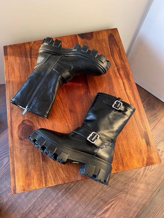 Bocanci cu catarame metalice, din piele naturala neagra. [2]