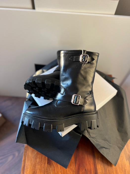 Bocanci cu catarame metalice, din piele naturala neagra. [1]