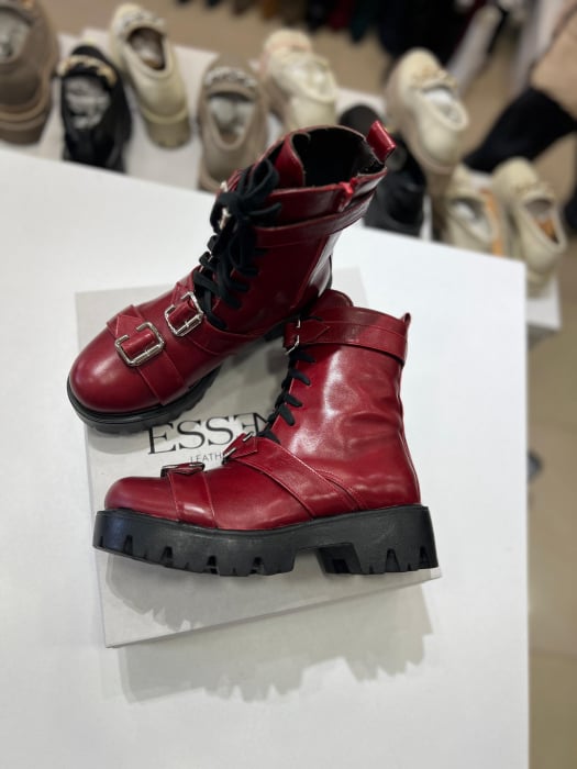 Bocanci cu catarame metalice, din piele naturala, rosu inchis. [1]