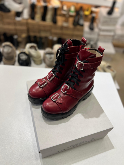 Bocanci cu catarame metalice, din piele naturala, rosu inchis. [2]