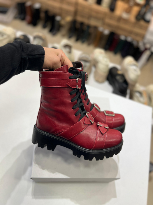 Bocanci cu catarame metalice, din piele naturala, rosu inchis. [4]