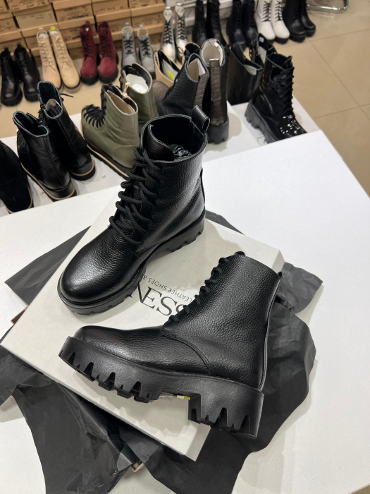 Bocanci cu siret, din piele bizonata neagra [2]