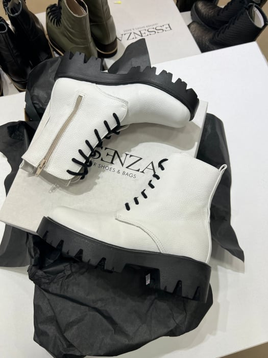 Bocanci cu siret, din piele naturala alba.  [3]