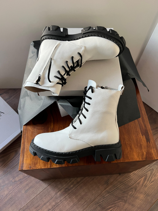 Bocanci cu siret, din piele naturala alba bizonata.  [1]