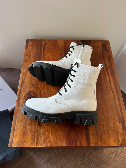 Bocanci cu siret, din piele naturala alba bizonata.  [2]