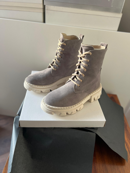 Bocanci cu siret, din piele naturala gri velur. [2]